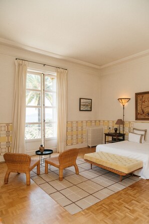 11 عدّة غرف نوم ومكواة/لوح كي وخدمة الإنترنت وملاءات أسرّة