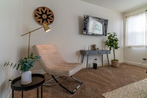 Interior - Cozy 4BD Sleeps 10 Near Airport Backyard WiFi Family Friendly Spacious Parking (Reno)