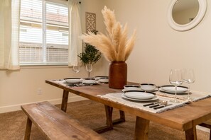 Fridge, microwave, oven, stovetop - Cozy 4BD Sleeps 10 Near Airport Backyard WiFi Family Friendly Spacious Parking (Reno)