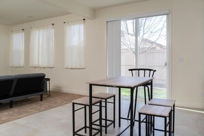 Dining - Cozy 4BD Sleeps 10 Near Airport Backyard WiFi Family Friendly Spacious Parking (Reno)