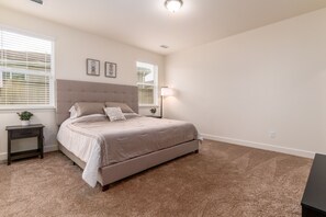 5 bedrooms, desk, iron/ironing board, free WiFi - Cozy 4BD Sleeps 10 Near Airport Backyard WiFi Family Friendly Spacious Parking (Reno)