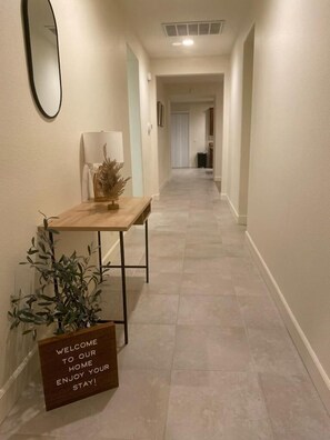 Interior - Cozy 4BD Sleeps 10 Near Airport Backyard WiFi Family Friendly Spacious Parking (Reno)