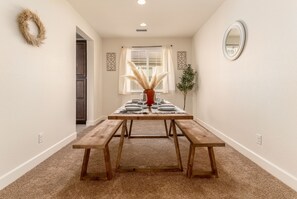 Interior - Cozy 4BD Sleeps 10 Near Airport Backyard WiFi Family Friendly Spacious Parking (Reno)