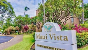 Une enseigne indiquant « Maui Vista », avec un logo, signalant la présence d’un hôtel ou d’un complexe touristique.