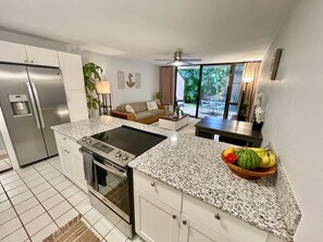 Kylskåp, mikrovågsugn, ugn och spishäll