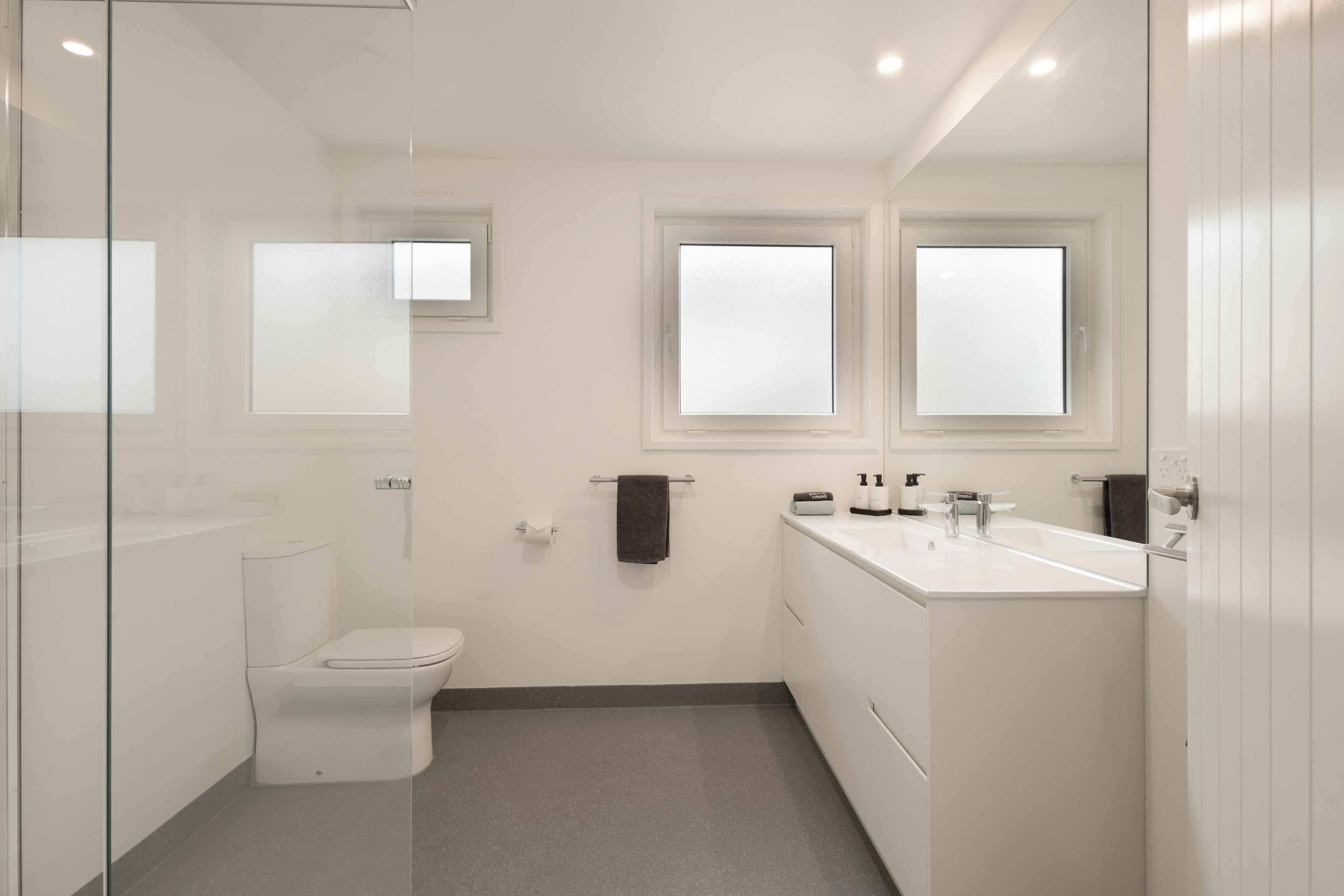 Executive Apartment | Bathroom | Shower, free toiletries, hair dryer, towels