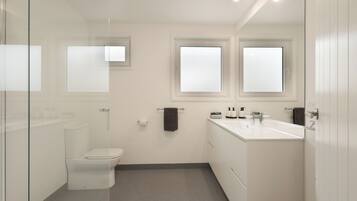 Executive Apartment | Bathroom | Shower, free toiletries, hair dryer, towels