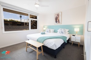 1 dormitorio, decoración individual, mobiliario individual y escritorio