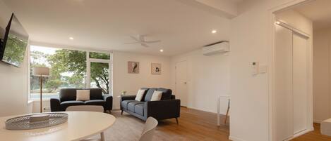 Lägenhet Executive | Vardagsrum | 55-tums smart-tv med digitalkanaler och tv