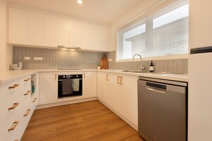 Apartamento ejecutivo | Cocina privada | Frigorífico grande, microondas, horno y placa de cocina