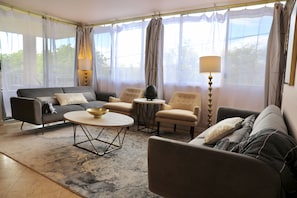 Smart TV, books, stereo, offices