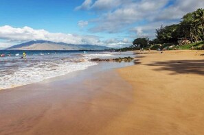 Plage à proximité, chaise longue, serviettes de plage