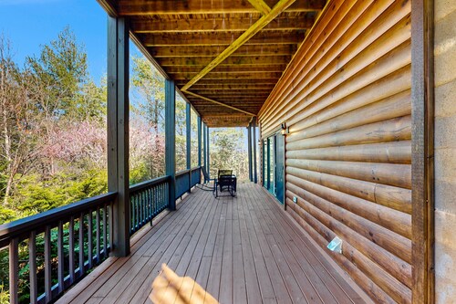Lofted cabin in the trees with private pool table, washer/dryer, & full kitchen