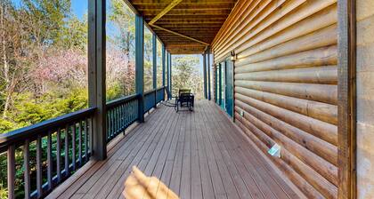 Lofted cabin in the trees with private pool table, washer/dryer, & full kitchen