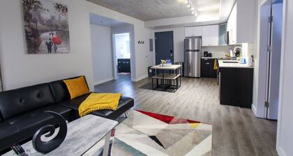 BEAUTIFUL 3 bedroom 2 bathroom skyrise with mountain view!