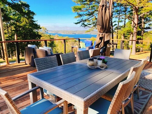 NEW! Luxury cottage with epic lake view