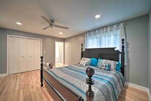 2 bedrooms, desk, iron/ironing board, travel cot - Home w/ Yard: 8 Mi to French Broad River Park (Asheville)