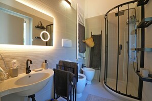 Shower, hair dryer, bidet - House - 4 People - Private Pool & Garden - Sea View - WiFi (Fosdinovo)