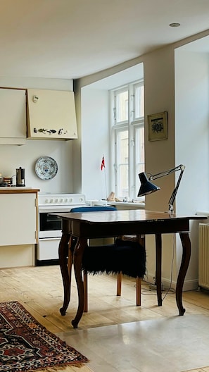 Frigorifero, forno, piano cottura, lavastoviglie