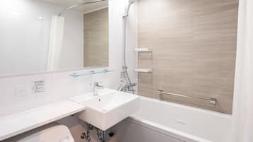 Un baño moderno con lavamanos, espejo y ducha blancos.