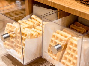 Una exposición de gofres con recipientes de plástico transparente que los contienen.