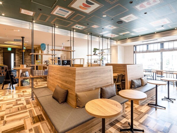 Ein modernes Interieur mit Holzmöbeln, einer Rezeption und einem großen Fenster.
