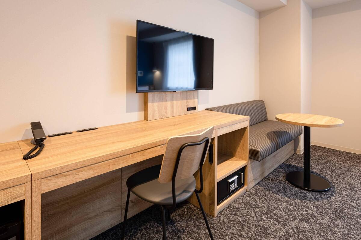Habitación estándar, 3 camas individuales, no fumadores | Caja fuerte, escritorio, cortinas opacas y sistema de insonorización