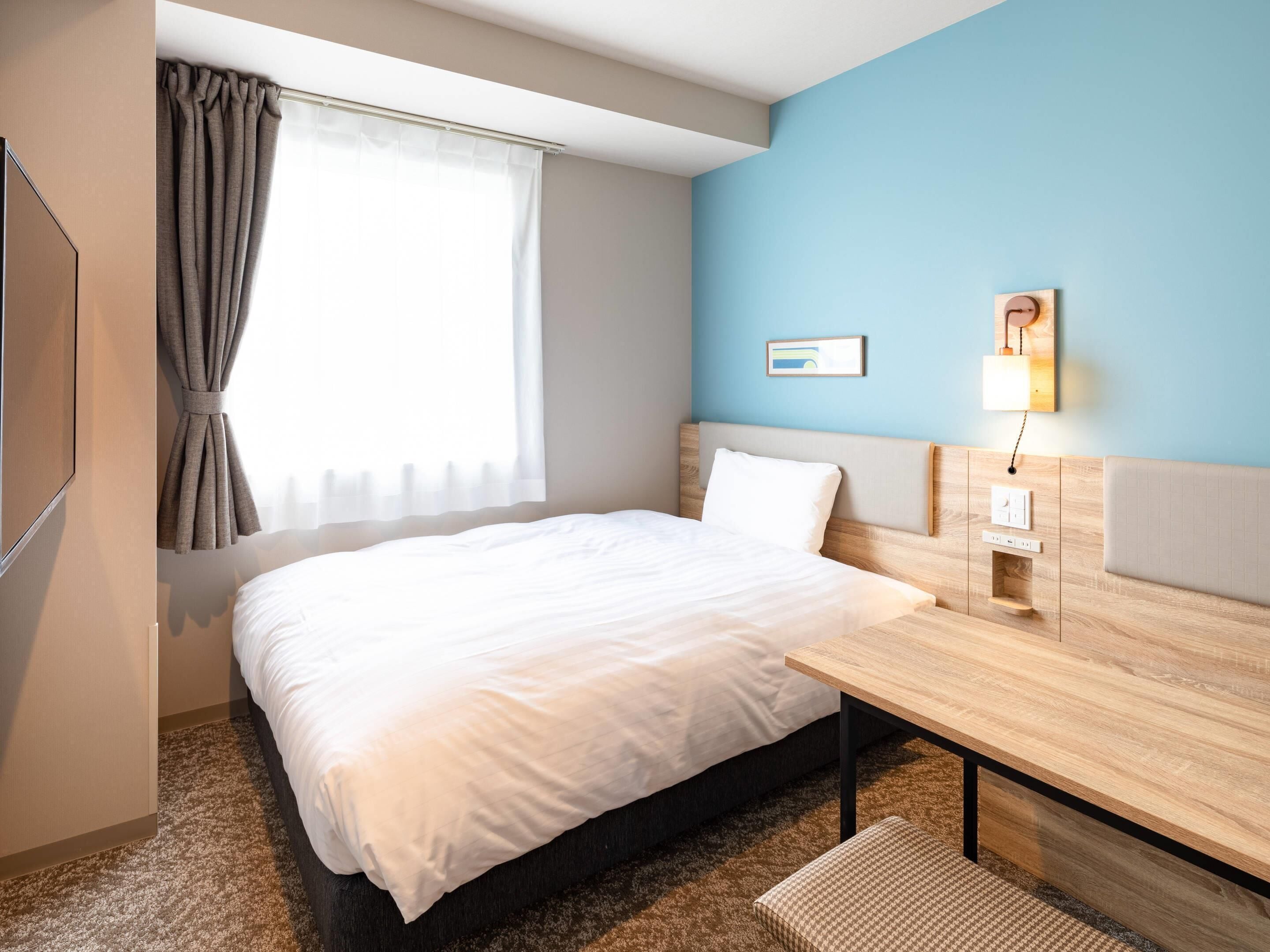 Rom – standard, 1 dobbeltseng, ikke-røyk | Safe på rommet, skrivebord, blendingsgardiner og lydisolert