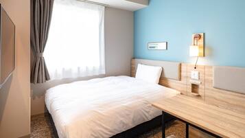 Rom – standard, 1 dobbeltseng, ikke-røyk | Safe på rommet, skrivebord, blendingsgardiner og lydisolert