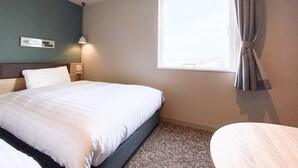 A hotel room with a bed, a bedside table, a window with curtains, and a wall-mounted light fixture. - Comfort Hotel Takamatsu (Takamatsu)