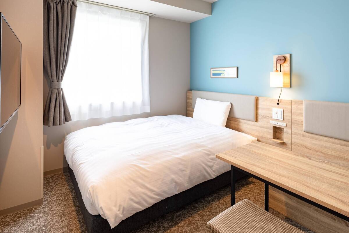 Habitación estándar, 1 cama doble, no fumadores | Caja fuerte, escritorio, cortinas opacas y sistema de insonorización