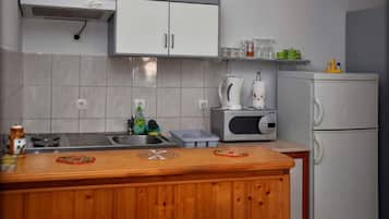 Fridge, microwave, coffee/tea maker, toaster