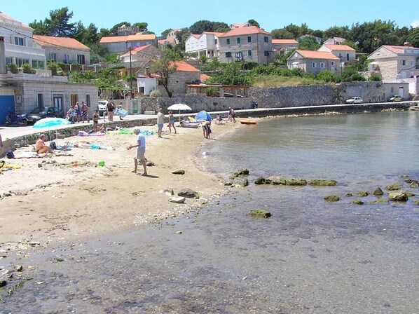 Beach - Apartmani Loredana - 2-bedroom-apartment with Sea View (Lumbarda)