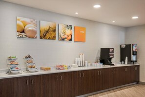 Free buffet breakfast - MainStay Suites Gaylord (Gaylord)