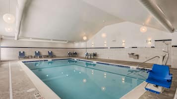 Kolam renang indoor, dengan kursi berjemur