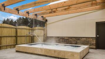 Piscine couverte, chaises longues