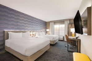 Een bureau, een laptopwerkplek, verduisterende gordijnen