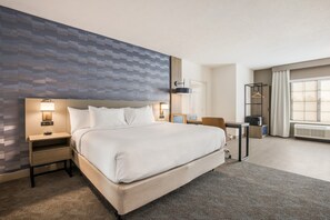 Suite, 1 kingsize-seng med sovesofa, tilgjengelighetstilpasset, ikke-røyk (No Pets) | Skrivebord, skrivebord for bærbar PC og blendingsgardiner