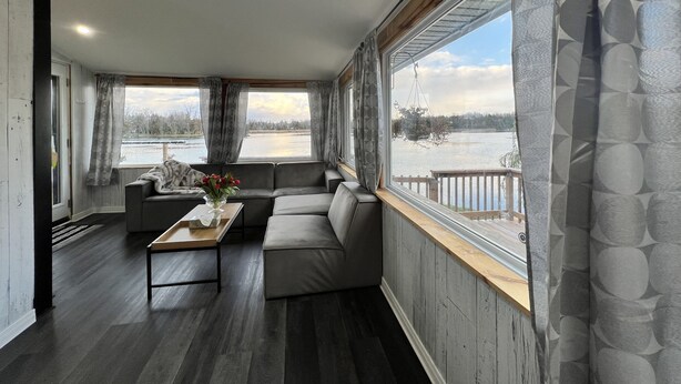 Living area - Beautiful private resort FOUR SEASON (Kawartha Lakes)