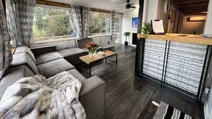 Living area - Beautiful private resort FOUR SEASON (Kawartha Lakes)