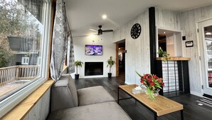 Living area - Beautiful private resort FOUR SEASON (Kawartha Lakes)