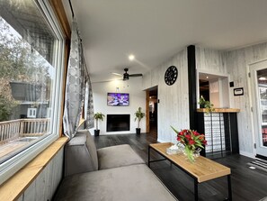 Living area - Beautiful private resort FOUR SEASON (Kawartha Lakes)