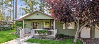 Whitefish Luxury Escape w hot tub, fenced in yard, and fully stocked kitchen
