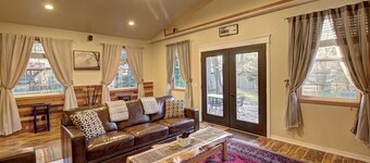 Whitefish Luxury Escape w hot tub, fenced in yard, and fully stocked kitchen