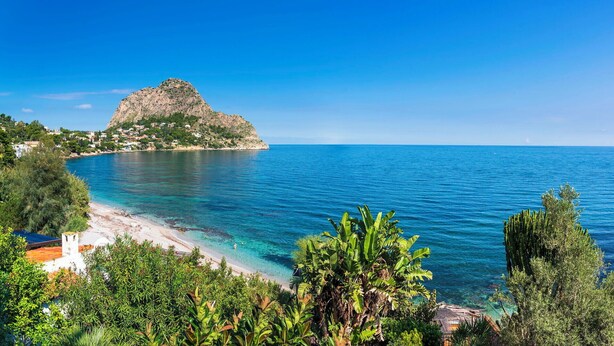 A coastal view with a mountain, clear blue sea, and lush greenery. - Waterfront apartment with beach access (Santa Flavia)