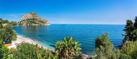 Una spiaggia nelle vicinanze