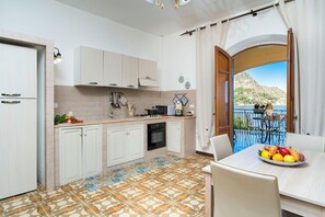 Dining - Waterfront apartment with beach access (Santa Flavia)