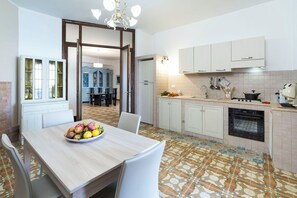 Køleskab, mikrobølgeovn, ovn, kogeplade