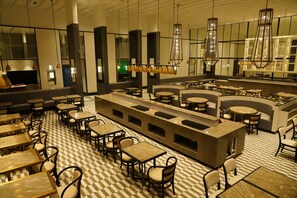 Breakfast, lunch, dinner served; local and international cuisine  - Welcomhotel By ITC Hotels Guntur (Guntur)
