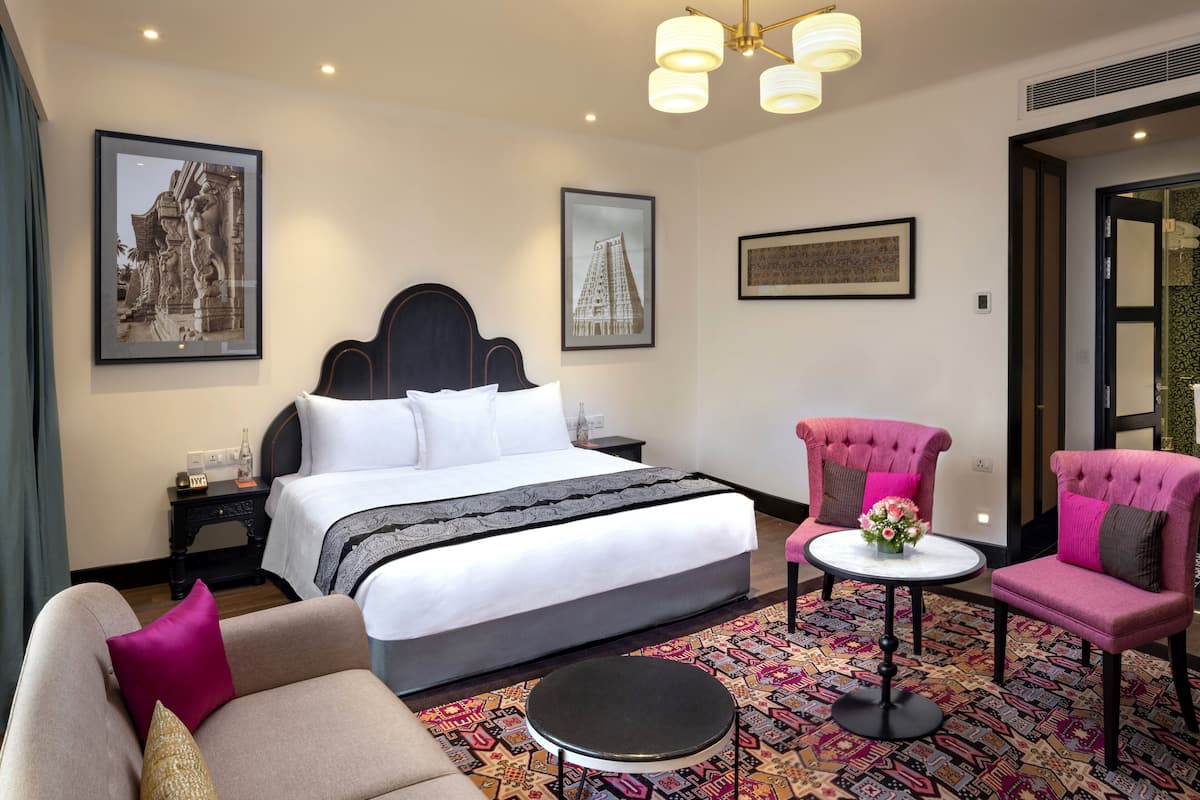 Suite, 1 kingsize bed (Junior Suite) | 1 slaapkamer, luxe beddengoed, een minibar, een kluis op de kamer